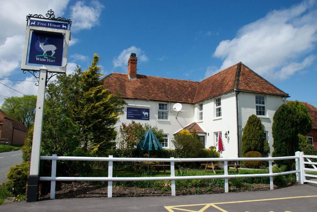 The White Hart Inn Нюбъри Екстериор снимка