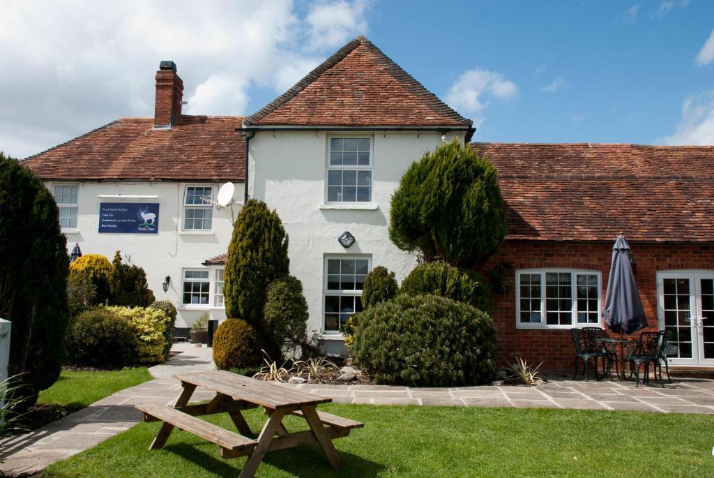 The White Hart Inn Нюбъри Екстериор снимка